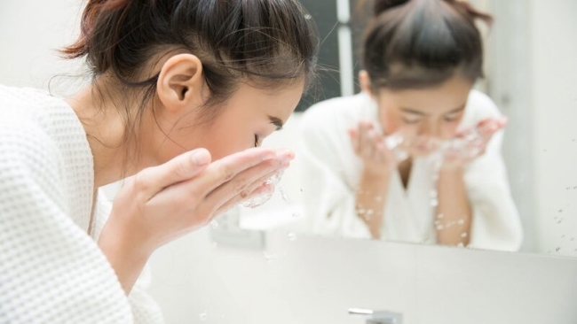 Làm sạch da mặt kỹ càng