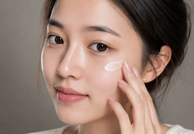 Sử dụng kem chống nắng đều đặn giúp da sáng hơn